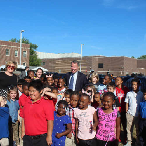 Children posing with Mayor