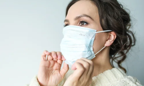 Woman wearing a face mask